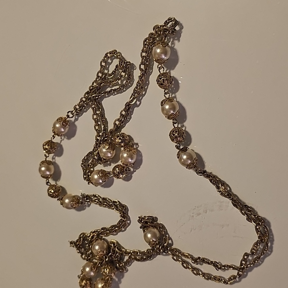 Elegant Gold Tone and Pearl Necklace